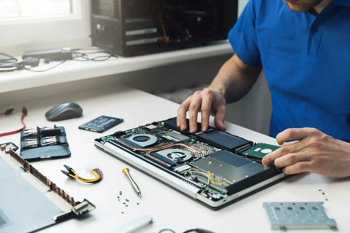 Notebook em manutenção técnica