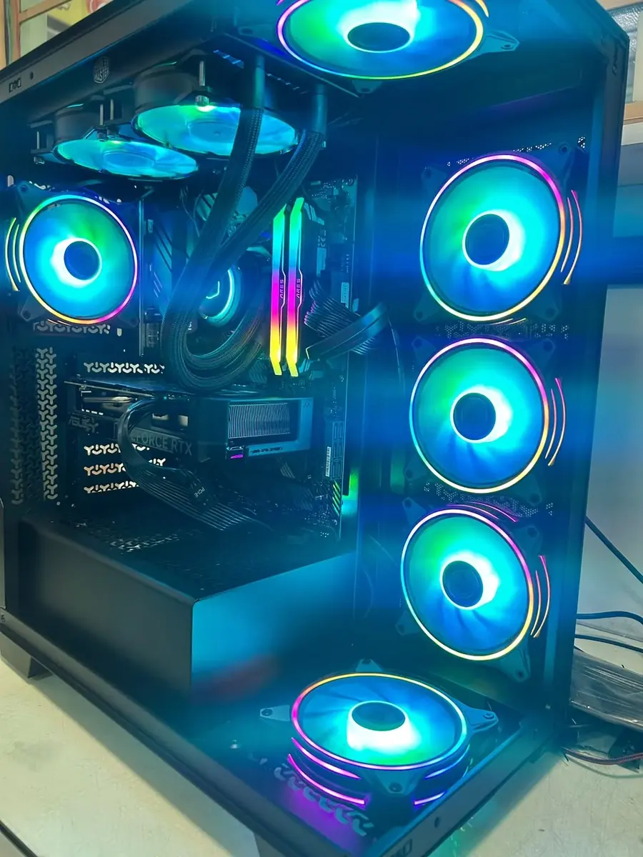 Computador gamer com iluminação RGB